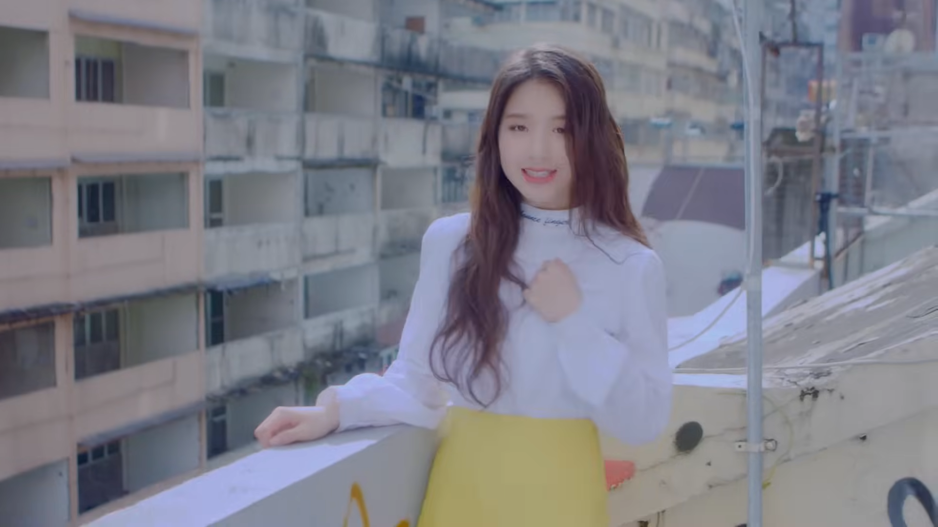 Heejin singing.